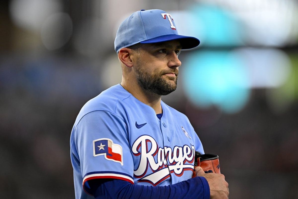 21 de junho de 2026; Arlington, Texas, EUA; O arremessador titular do Texas Rangers, Nathan Eovaldi (17), sai de campo depois de lançar contra o San Diego Padres durante o primeiro turno no Globe Life Field. Crédito obrigatório: Jerome Miron-Imagn Images