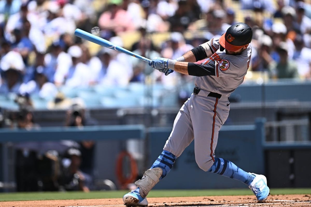 21 de junho de 2026; Los Angeles, Califórnia, EUA; O defensor direito do Baltimore Orioles, Colton Cowser (17), acerta um single RBI contra o Los Angeles Dodgers durante o primeiro turno no Dodger Stadium. Crédito obrigatório: Jonathan Hui-Imagn Images