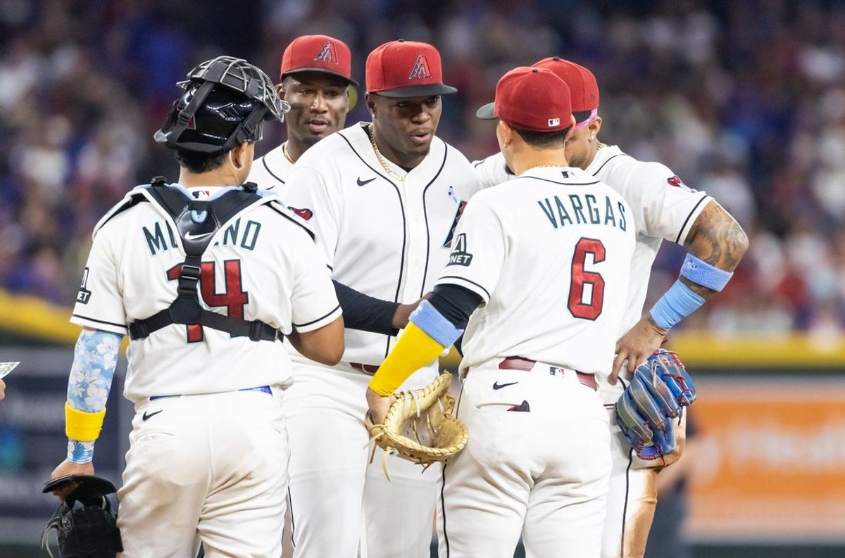 21 de junho de 2026; Phoenix, Arizona, EUA; O arremessador do Arizona Diamondbacks, Jose Cabrera (centro), com companheiros de equipe após ser retirado do jogo na sexta entrada contra o Minnesota Twins no Chase Field. Crédito obrigatório: Mark J. Rebilas-Imagn Images