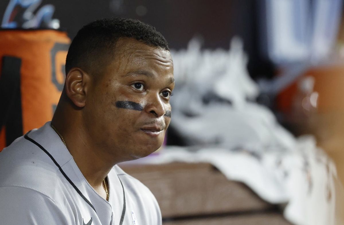 21 de junho de 2026; Miami, Flórida, EUA; O jogador de primeira base do San Francisco Giants, Rafael Devers (16), está no banco de reservas contra o Miami Marlins durante a sétima entrada no LoDepot Park. Crédito obrigatório: Imagens Rhona Wise-Imagn