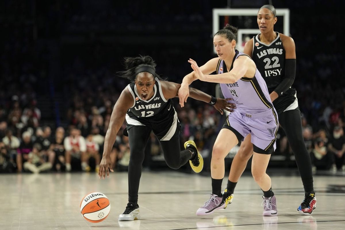 21 de junho de 2026; Las Vegas, Nevada, EUA; O armador do Las Vegas Aces, Chelsea Gray (12), chuta a bola contra a atacante do Golden State Valkyries Cecilia Zandalasini (24) durante o segundo quarto de um jogo de basquete da WNBA na Michelob Ultra Arena. Crédito obrigatório: Lucas Peltier-Imagn Images