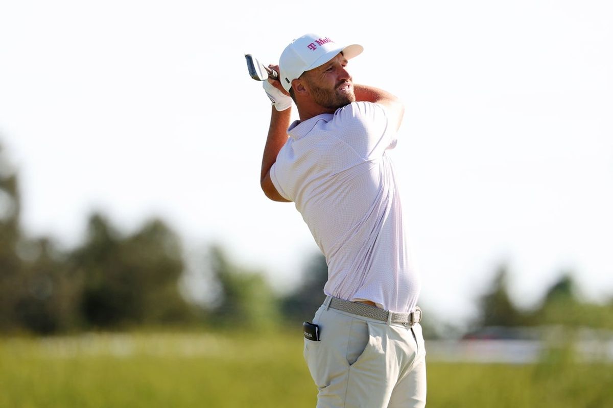 21 de junho de 2026; Southampton, Nova York, EUA; Wyndham Clark faz sua tacada inicial no 11º green durante a rodada final do torneio de golfe do US Open no Shinnecock Hills Golf Club. Crédito obrigatório: Bill Streicher-Imagn Images