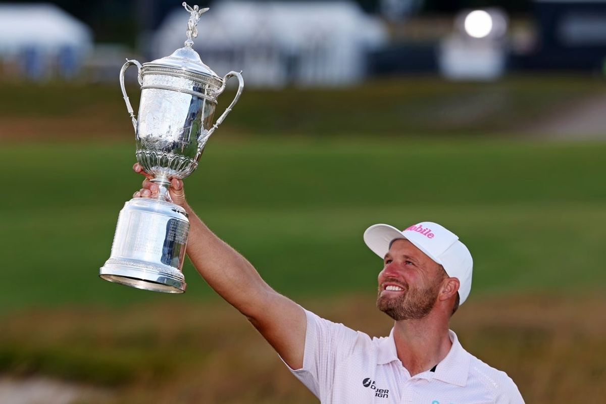 21 de junho de 2026; Southampton, Nova York, EUA; Wyndham Clark comemora após a vitória durante a rodada final do torneio de golfe US Open no Shinnecock Hills Golf Club. Crédito obrigatório: Bill Streicher-Imagn Images