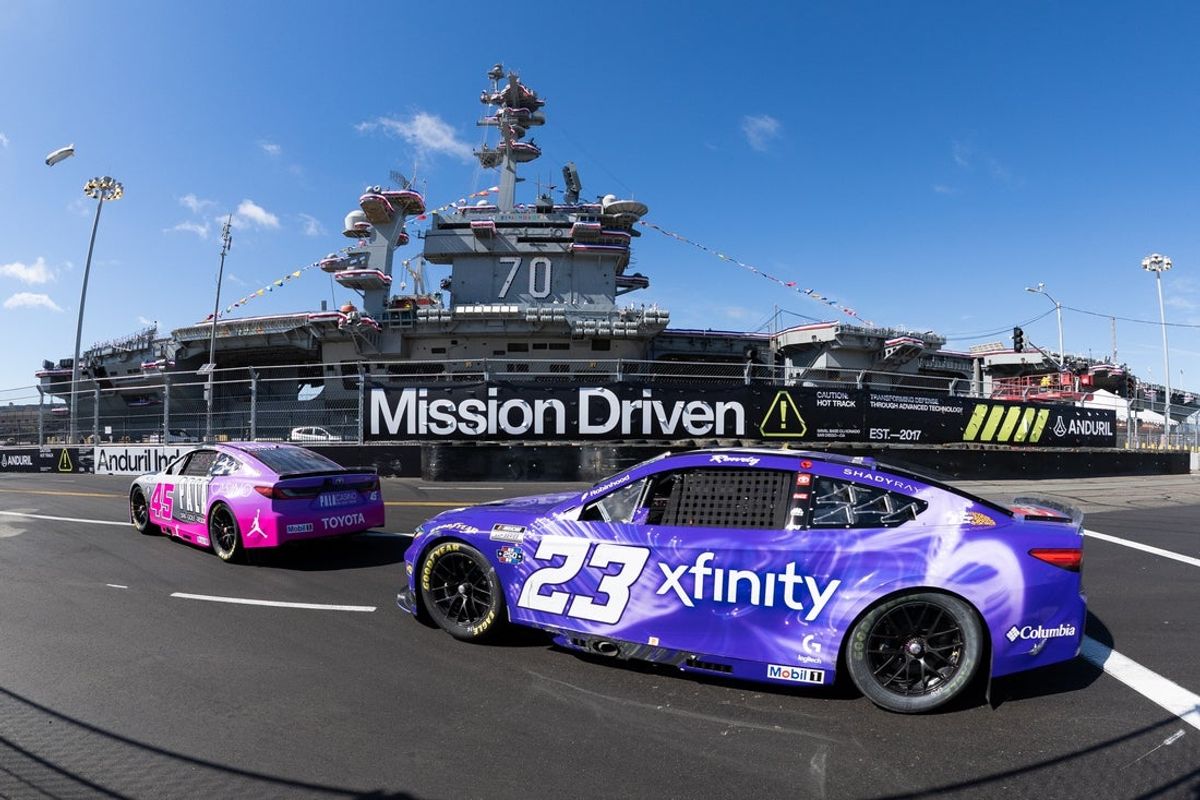 21 de junho de 2026; San Diego, Califórnia, EUA; O piloto da NASCAR Cup Series, Tyler Reddick (45), lidera o piloto Bubba Wallace (23) durante a NASCAR Cup Series Anduril 250 na Base Naval de Coronado. Crédito obrigatório: Karl Anderson-Imagn Images