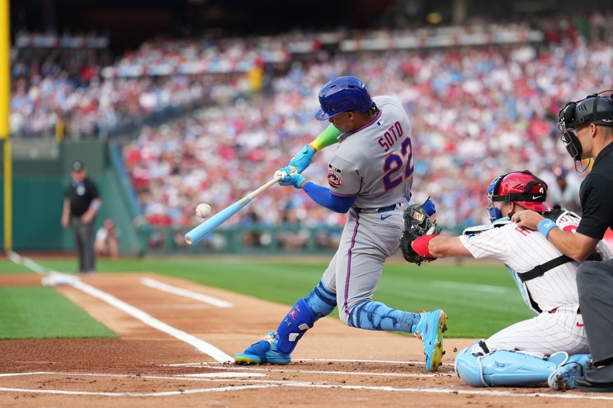 21 de junho de 2026; Filadélfia, Pensilvânia, EUA; O defensor externo do New York Mets, Juan Soto (22), rebateu o Philadelphia Phillies no primeiro turno no Citizens Bank Park. Crédito obrigatório: Kyle Ross-Imagn Images