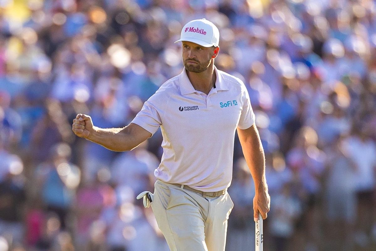 21 de junho de 2026; Southampton, Nova York, EUA; Wyndham Clark reage quando sua primeira tacada no décimo oitavo buraco para para vencer o torneio de golfe do Aberto dos Estados Unidos no Shinnecock Hills Golf Club. Crédito obrigatório: Bill Streicher-Imagn Images