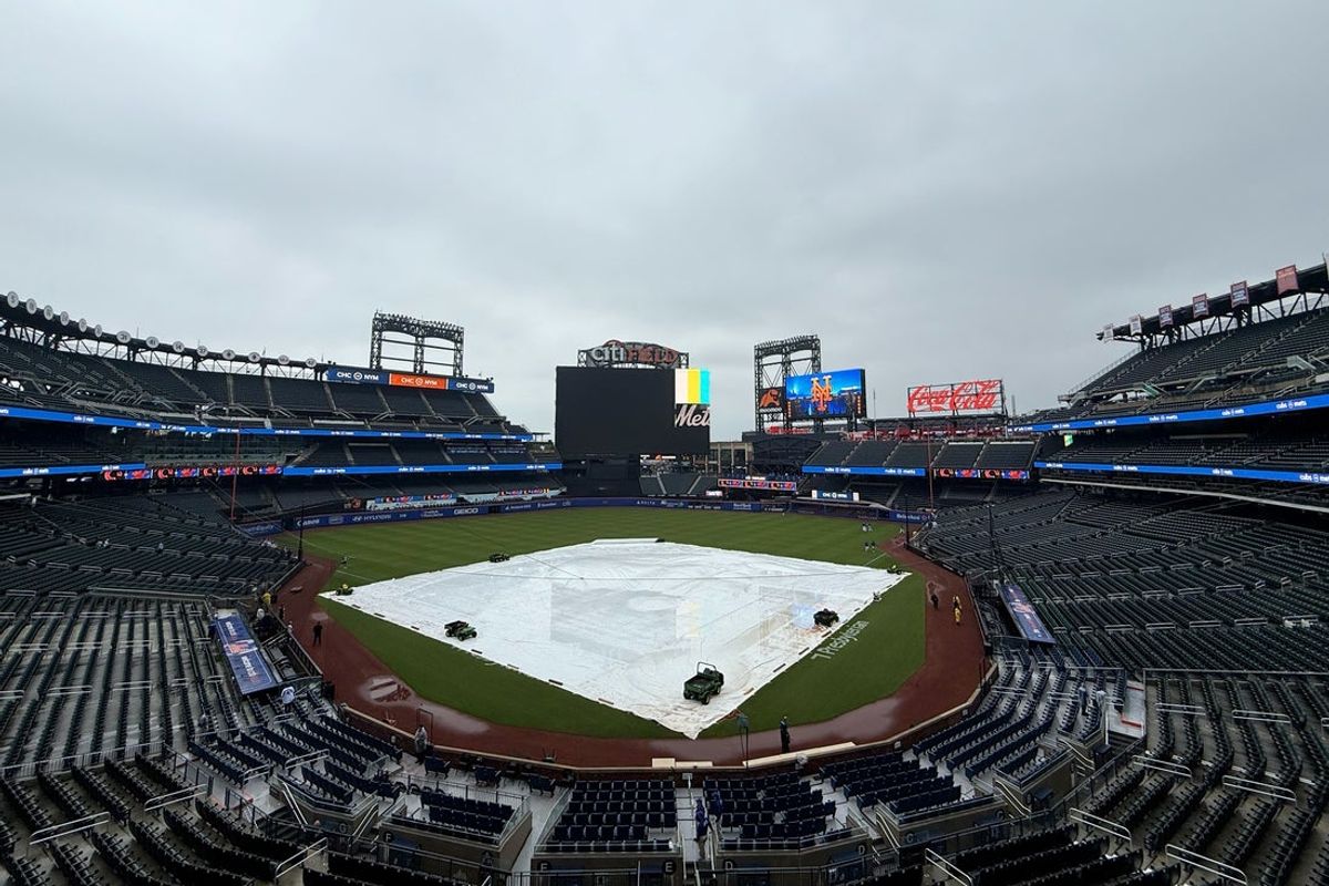 22 de junho de 2026; Cidade de Nova York, Nova York, EUA; Vista geral do Citi Field com a lona no campo antes de um jogo entre o New York Mets e o Chicago Cubs. O jogo foi adiado devido à chuva. Crédito obrigatório: Brad Penner-Imagn Images