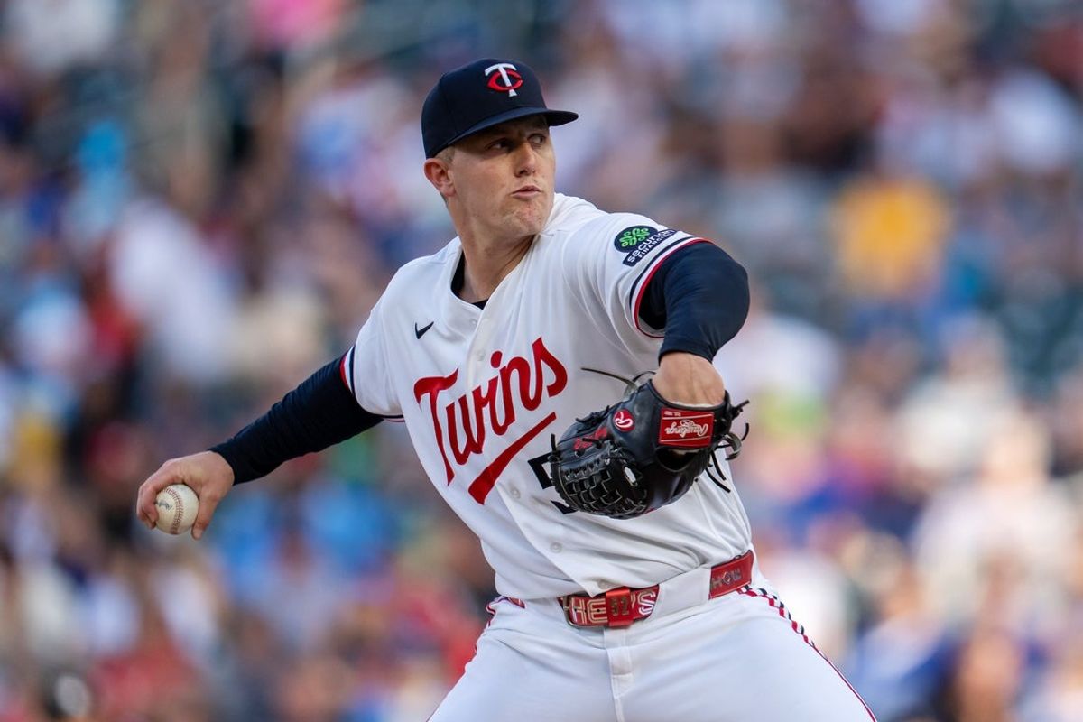 22 de junho de 2026; Mineápolis, Minnesota, EUA; O arremessador titular do Minnesota Twins, Zebby Matthews (52), faz um arremesso contra o Los Angeles Dodgers no primeiro turno no Target Field. Crédito obrigatório: Jesse Johnson-Imagn Images