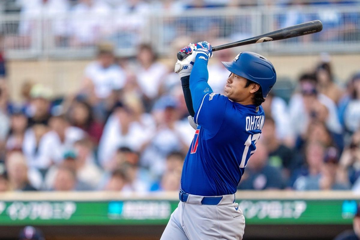 22 de junho de 2026; Mineápolis, Minnesota, EUA; O rebatedor designado do Los Angeles Dodgers, Shohei Ohtani (17), faz um home run solo contra o Minnesota Twins no primeiro inning no Target Field. Crédito obrigatório: Jesse Johnson-Imagn Images