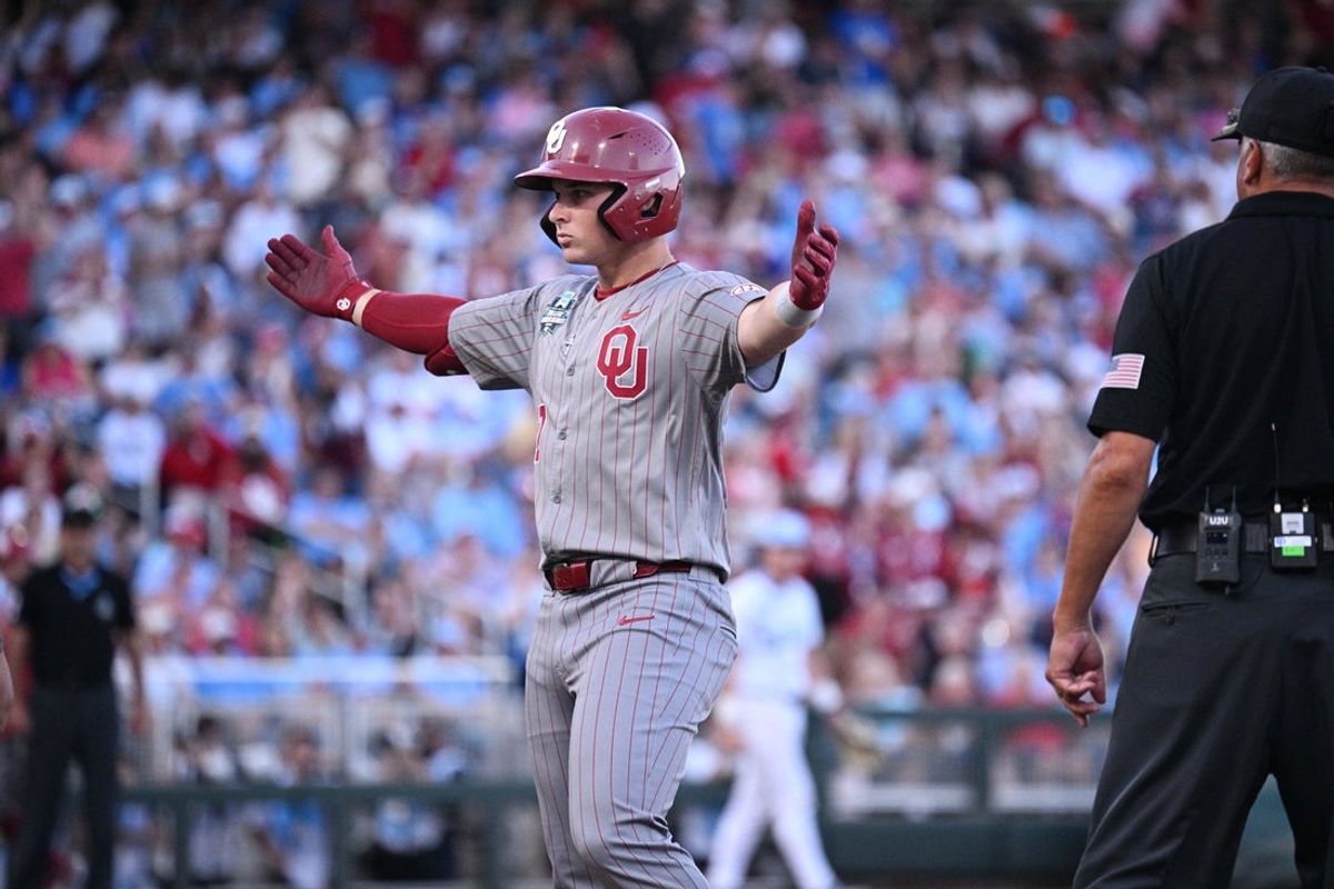 22 de junho de 2026; Omaha, NE, EUA; O shortstop do Oklahoma Sooners, Jaxon Willits (7), sinaliza para o banco depois de correr contra o Tar Heels da Carolina do Norte durante a quarta entrada no Charles Schwab Field. Crédito obrigatório: Steven Branscombe-Imagn Images