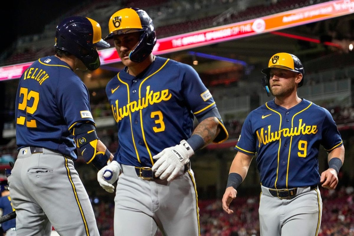 Jake Bauers (9) marca em um sacrifício de Joey Ortiz no 10º turno do jogo Central da Liga Nacional da MLB entre o Cincinnati Reds e o Milwaukee Brewers no Great American Ball Park, no centro de Cincinnati, na segunda-feira, 22 de junho de 2026. Os Brewers venceram, por 2-1, em 10 entradas.