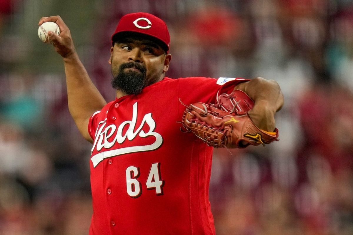 O arremessador do Cincinnati Reds, Tony Santillan (64), lança um arremesso no 10º turno do jogo MLB National League Central entre o Cincinnati Reds e o Milwaukee Brewers no Great American Ball Park, no centro de Cincinnati, na segunda-feira, 22 de junho de 2026. Os Brewers venceram, por 2-1, em 10 entradas.