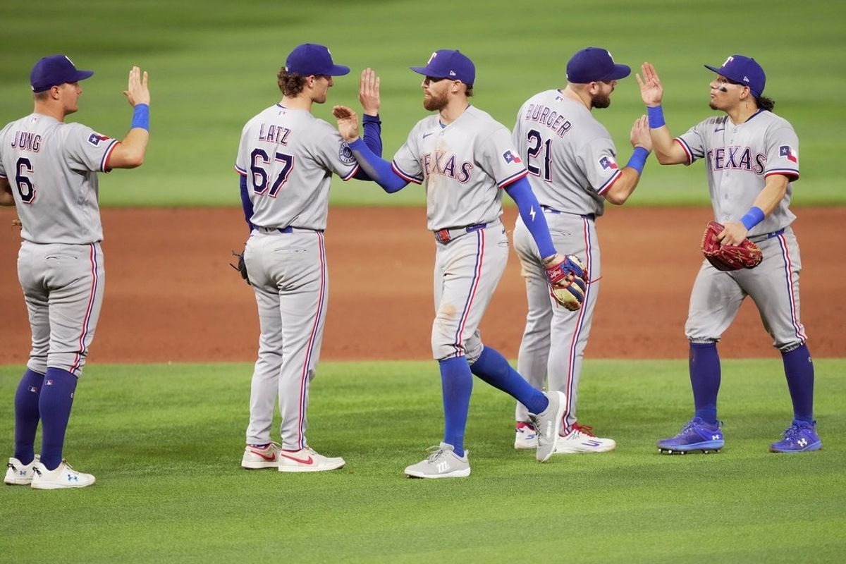 22 de junho de 2026; Miami, Flórida, EUA; Os Texas Rangers comemoram a vitória sobre o Miami Marlins no LoDepot Park. Crédito obrigatório: Jim Rassol-Imagn Images