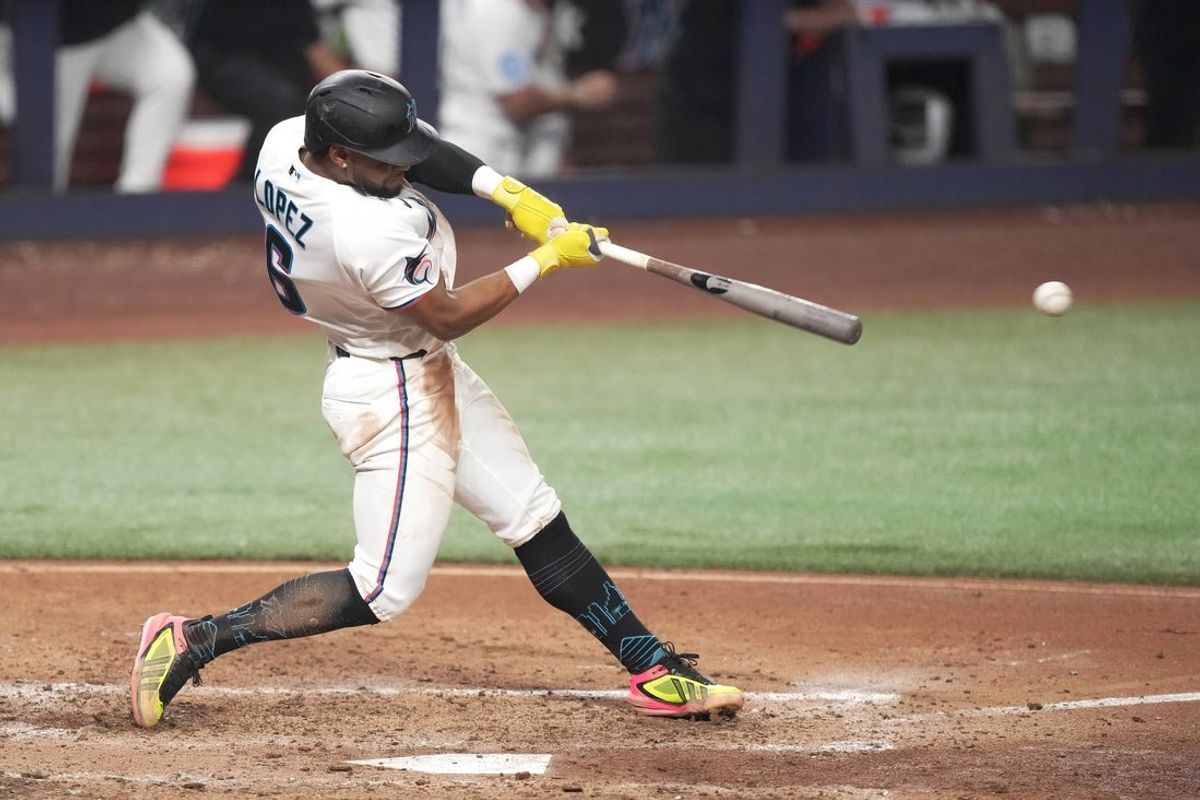 22 de junho de 2026; Miami, Flórida, EUA; O shortstop do Miami Marlins, Otto Lopez (6), acerta uma dobradinha na sexta entrada contra o Texas Rangers no LoDepot Park. Crédito obrigatório: Jim Rassol-Imagn Images