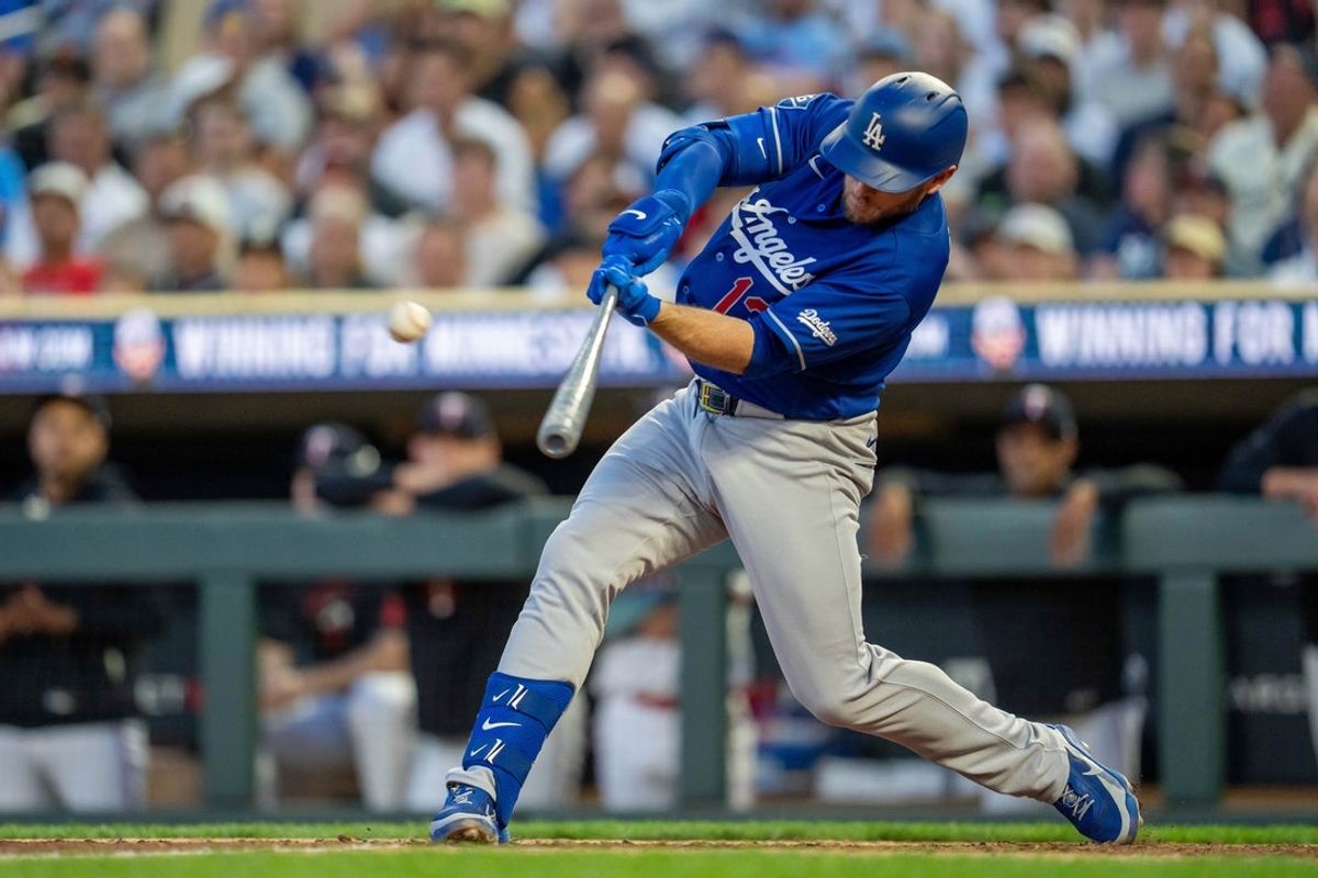 22 de junho de 2026; Mineápolis, Minnesota, EUA; O terceiro base do Los Angeles Dodgers, Max Muncy (13), acerta uma dobradinha contra o Minnesota Twins na oitava entrada no Target Field. Crédito obrigatório: Jesse Johnson-Imagn Images