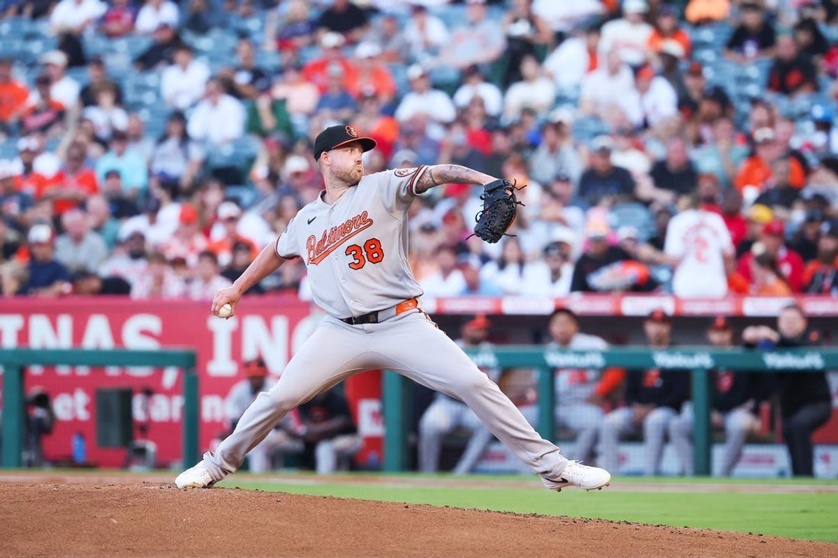 22 de junho de 2026; Anaheim, Califórnia, EUA; O arremessador do Baltimore Orioles, Kyle Bradish (38), arremessa no final da segunda entrada contra o Los Angeles Angels no Angel Stadium. Crédito obrigatório: William Navarro-Imagn Images