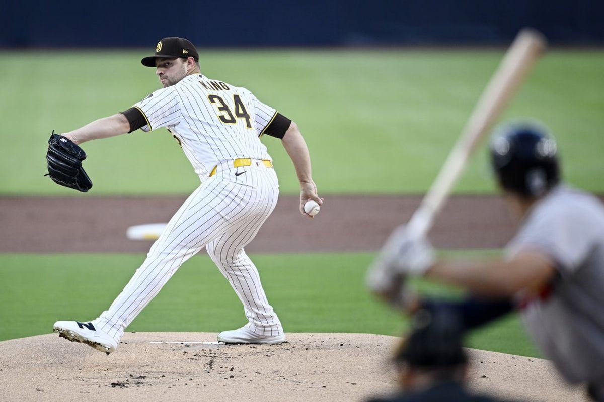 22 de junho de 2026; San Diego, Califórnia, EUA; O arremessador do San Diego Padres, Michael King (34), entrega durante o primeiro turno contra o Atlanta Braves no Petco Park. Crédito obrigatório: Denis Poroy-Imagn Images