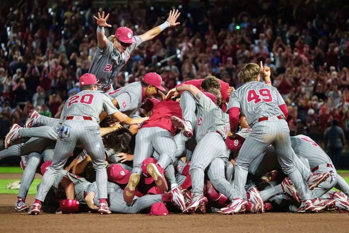 22 de junho de 2026; Omaha, NE, EUA; Os Oklahoma Sooners comemoram depois de derrotar o Tar Heels da Carolina do Norte para vencer o Campeonato Mundial Masculino da NCAA Men's College de 2026 no Charles Schwab Field. Crédito obrigatório: Dylan Widger-Imagn Images