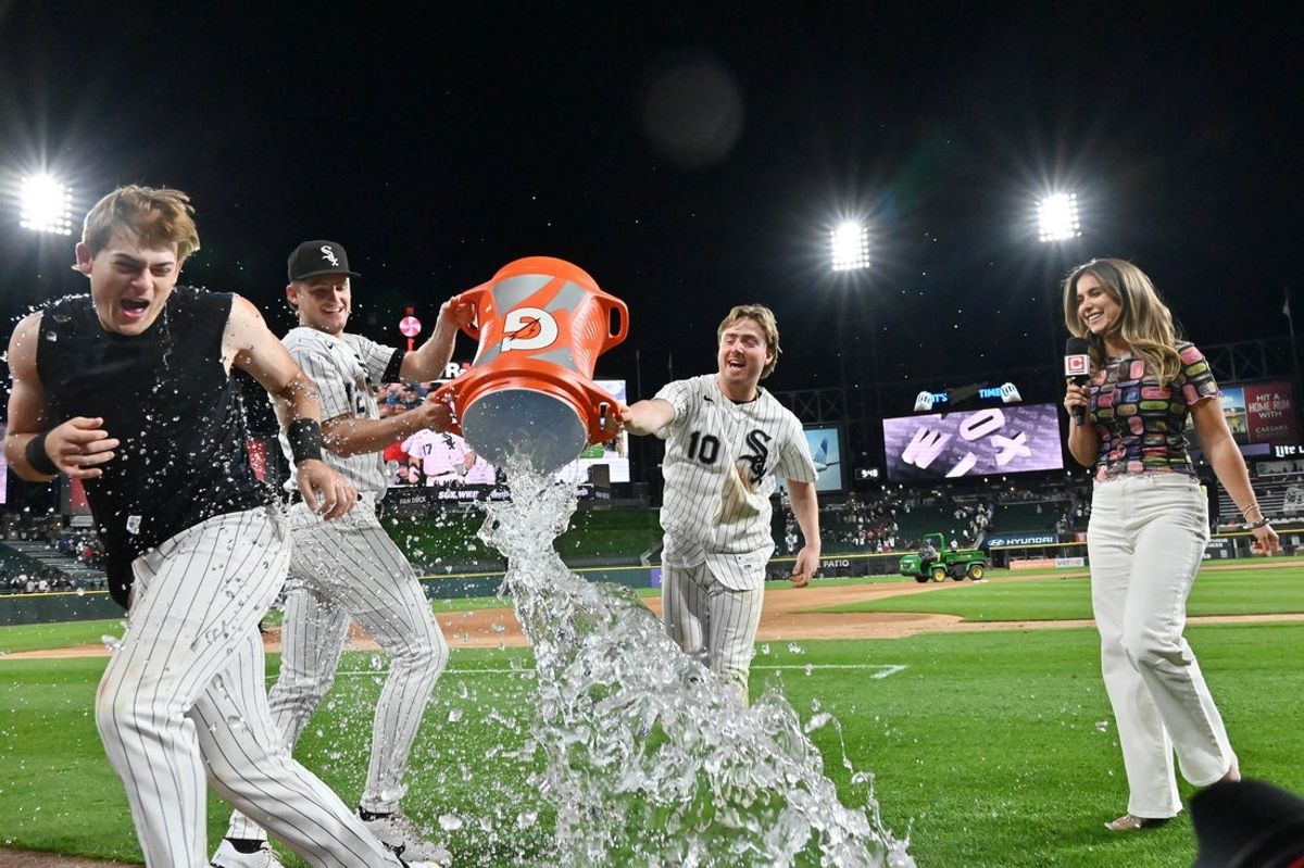 22 de junho de 2026; Chicago, Illinois, EUA; O terceiro base do Chicago White Sox, Colson Montgomery (12) e o segundo base Chase Meidroth (10) tentam enterrar o defensor esquerdo Sam Antonacci (17) após derrotar o Cleveland Guardians no Rate Field. Crédito obrigatório: Patrick Gorski-Imagn Images