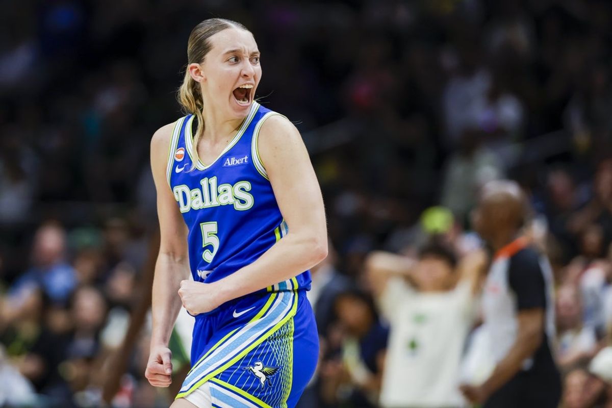22 de junho de 2026; Seattle, Washington, EUA; A armadora do Dallas Wings, Paige Bueckers (5), reage após acertar uma cesta de três pontos contra o Seattle Storm durante o quarto período na Climate Pledge Arena. Crédito obrigatório: Joe Nicholson-Imagn Images