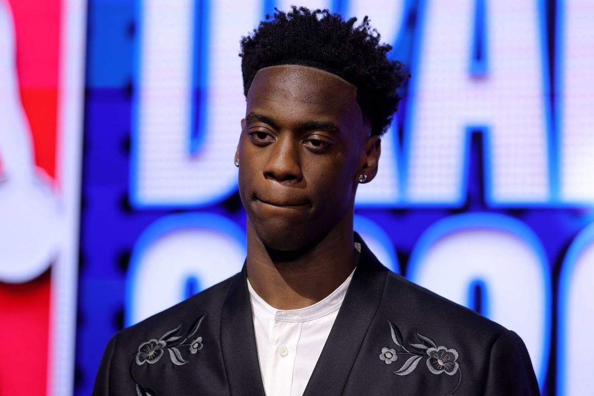 23 de junho de 2026; Nova York, NY, EUA; O prospecto do draft, AJ Dybantsa, posa para fotos no tapete vermelho antes do draft da NBA de 2026 no Barclays Center. Crédito obrigatório: Brad Penner-Imagn Images