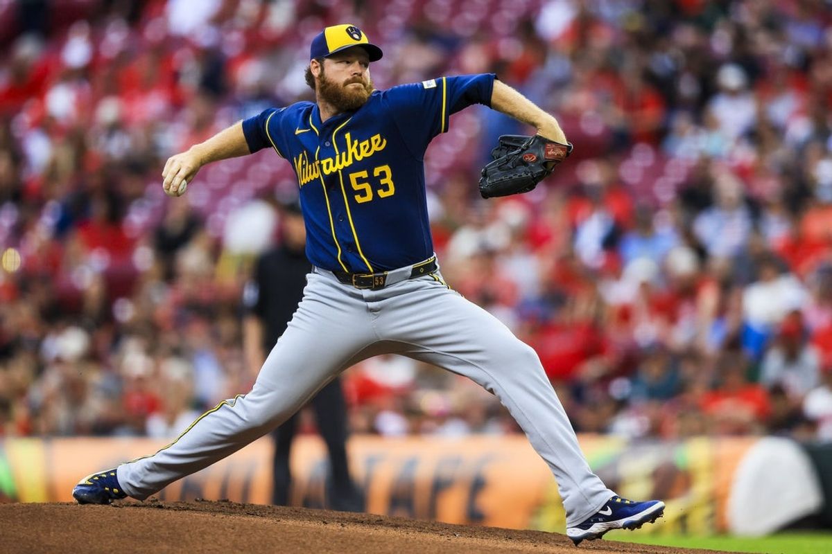 22 de junho de 2026; Cincinnati, Ohio, EUA; O arremessador titular do Milwaukee Brewers, Brandon Woodruff (53), arremessa contra o Cincinnati Reds no primeiro turno no Great American Ball Park. Crédito obrigatório: Katie Stratman-Imagn Images