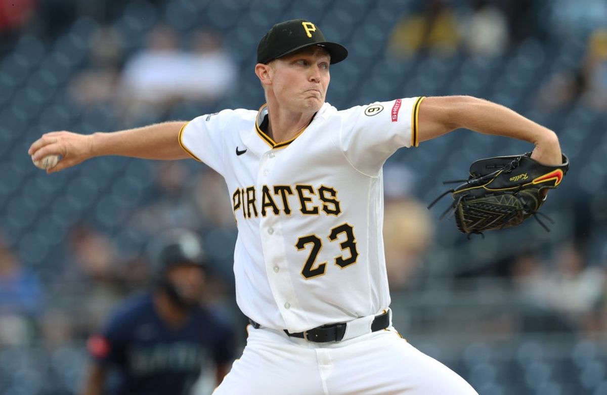23 de junho de 2026; Pittsburgh, Pensilvânia, EUA; O arremessador titular do Pittsburgh Pirates, Mitch Keller (23), faz um arremesso contra o Seattle Mariners durante o primeiro turno no PNC Park. Crédito obrigatório: Charles LeClaire-Imagn Images
