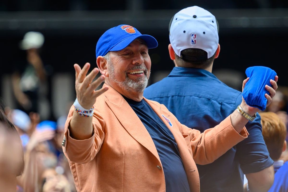 18 de junho de 2026; Nova York, NY, EUA; O CEO da MSG Network, James Dolan, sorri durante o New York Knicks Championship Parade pelo Canyon of Heroes. Crédito obrigatório: Brenden Willsch-Imagn Images