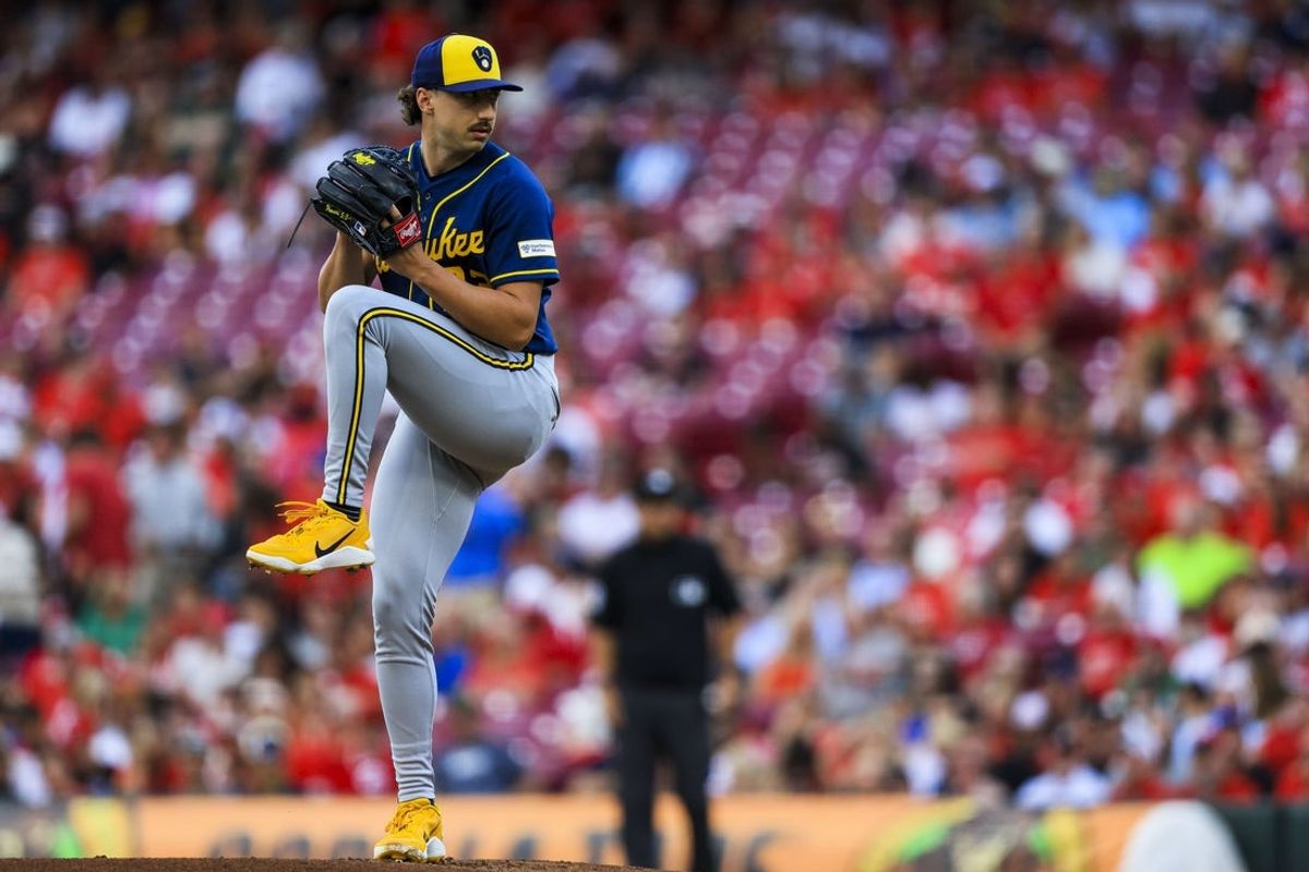 23 de junho de 2026; Cincinnati, Ohio, EUA; O arremessador titular do Milwaukee Brewers, Brandon Sproat (23), arremessa contra o Cincinnati Reds no primeiro turno no Great American Ball Park. Crédito obrigatório: Katie Stratman-Imagn Images
