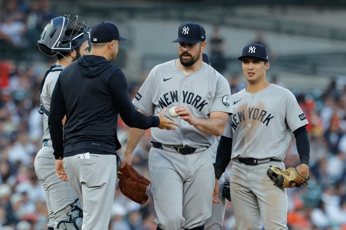 23 de junho de 2026; Detroit, Michigan, EUA; O técnico do New York Yankees, Aaron Boone (17), pega a bola para substituir o arremessador Carlos Rodon (55) na sexta entrada contra o Detroit Tigers no Comerica Park. Crédito obrigatório: Rick Osentoski-Imagn Images