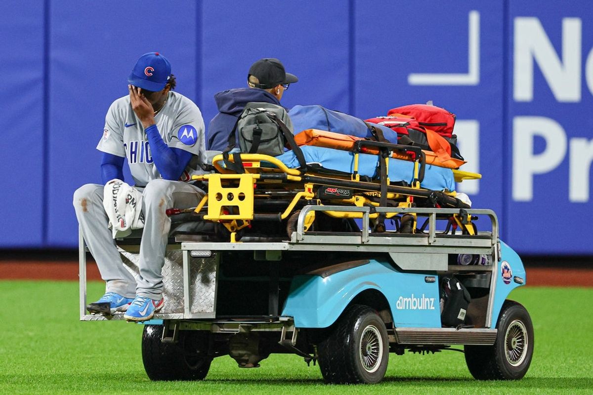23 de junho de 2026; Cidade de Nova York, Nova York, EUA; O arremessador do Chicago Cubs, Edward Cabrera (30), é expulso de campo após uma lesão na primeira base durante a quinta entrada contra o New York Mets no Citi Field. Crédito obrigatório: Vincent Carchietta-Imagn Images