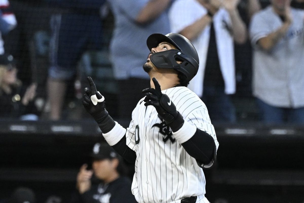23 de junho de 2026; Chicago, Illinois, EUA; O terceiro base do Chicago White Sox, Miguel Vargas (20), pontos depois de acertar um home run durante a sexta entrada contra o Cleveland Guardians no Rate Field. Crédito obrigatório: Matt Marton-Imagn Images