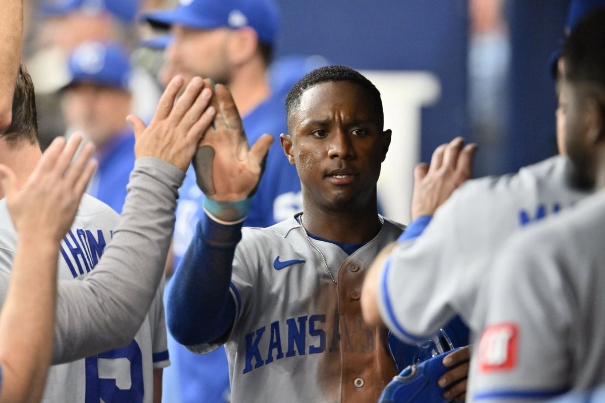 23 de junho de 2026; São Petersburgo, Flórida, EUA; O segunda base do Kansas City Royals, Tyler Tolbert (2), comemora uma corrida durante a quinta entrada contra o Tampa Bay Rays no Tropicana Field. Crédito obrigatório: Pablo Robles-Imagn Images