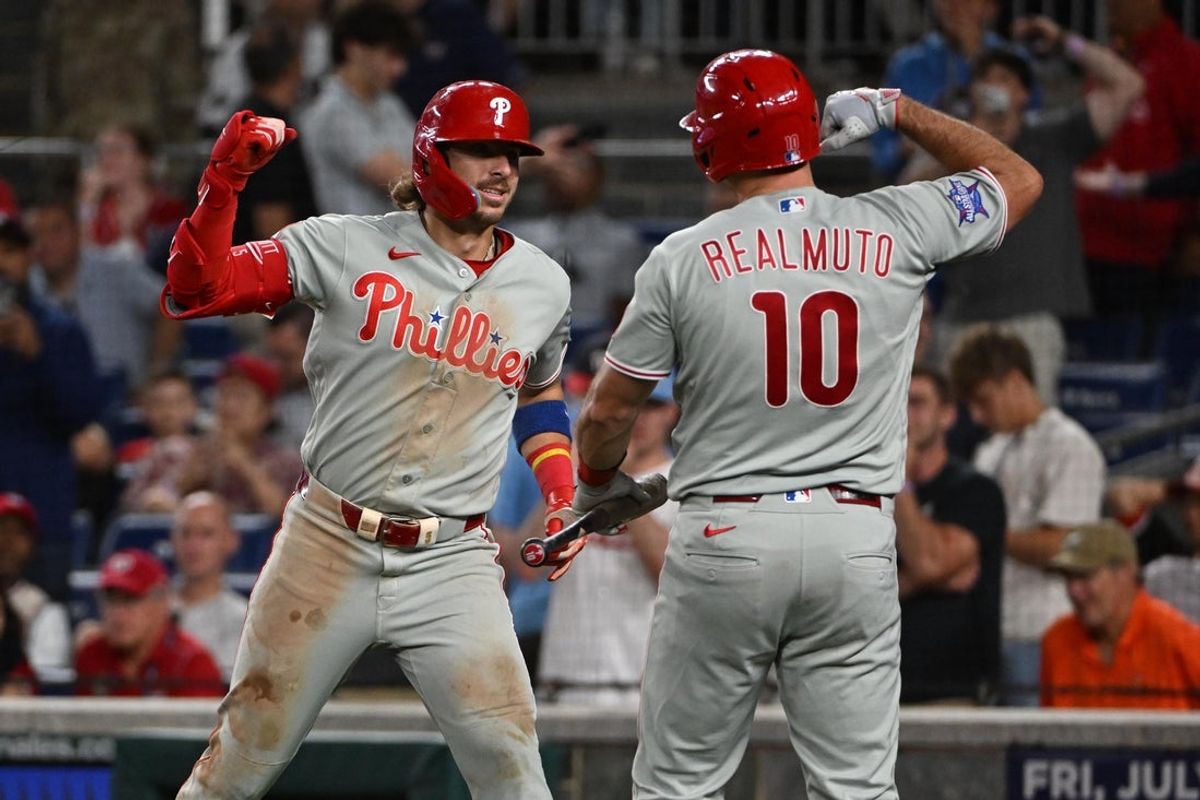 23 de junho de 2026; Washington, Distrito de Columbia, EUA; O segunda base do Philadelphia Phillies, Bryson Stott (5), comemora com o apanhador JT Realmuto (10) depois de acertar um home run de três corridas contra o Washington Nationals durante a nona entrada no Nationals Park. Crédito obrigatório: Brad Mills-Imagn Images