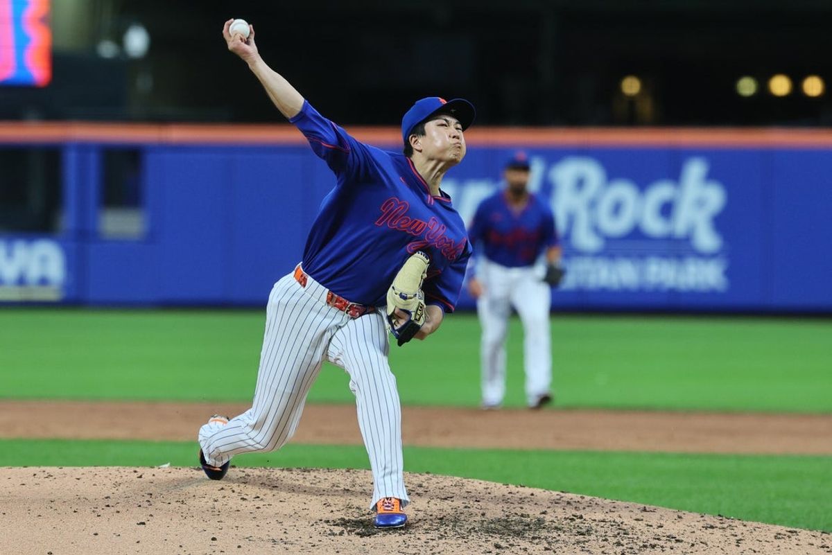 23 de junho de 2026; Cidade de Nova York, Nova York, EUA; O arremessador do New York Mets, Kodai Senga (34), faz um arremesso durante a terceira entrada contra o Chicago Cubs no Citi Field. Crédito obrigatório: Vincent Carchietta-Imagn Images