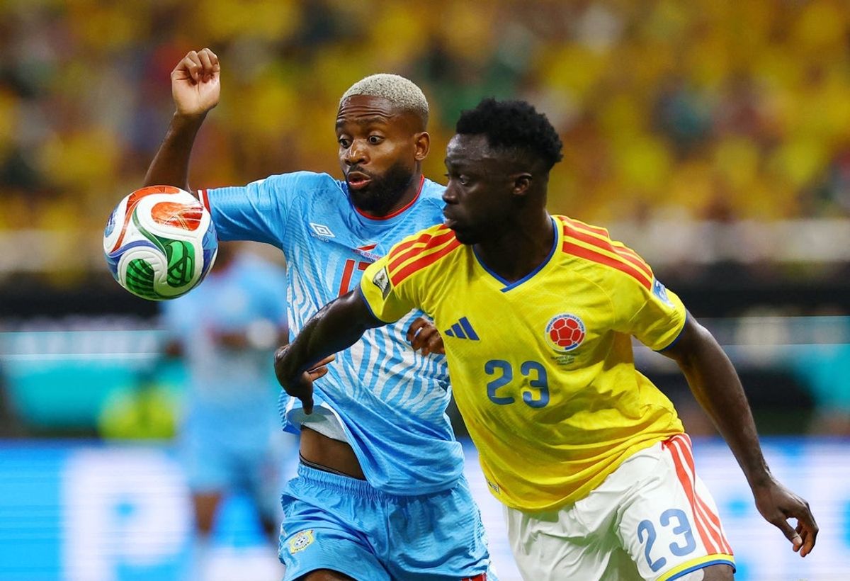 23 de junho de 2026; Guadalajara, México; Cedric Bakambu, da República Democrática do Congo, em ação com Davinson Sanchez, da Colômbia. Crédito obrigatório: Daniel Becerril-Reuters via Imagn Images