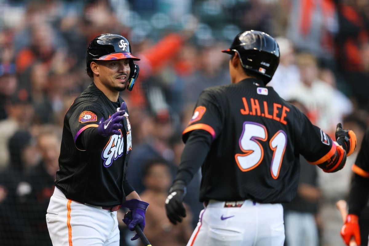 23 de junho de 2026; São Francisco, Califórnia, EUA; O defensor direito do San Francisco Giants, Jung Hoo Lee (51), é parabenizado pelo shortstop Willy Adames (2) depois de acertar um home run de uma corrida durante o segundo turno contra o Athletics no Oracle Park. Crédito obrigatório: Sergio Estrada-Imagn Images