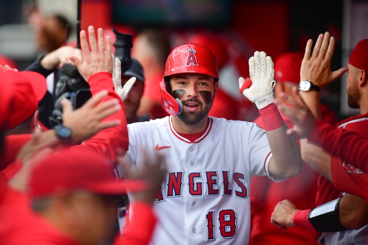 23 de junho de 2026; Anaheim, Califórnia, EUA; O jogador de primeira base do Los Angeles Angels, Nolan Schanuel (18), é saudado após acertar um home run de duas corridas contra o Baltimore Orioles durante o primeiro turno no Angel Stadium. Crédito obrigatório: Gary A. Vasquez-Imagn Images