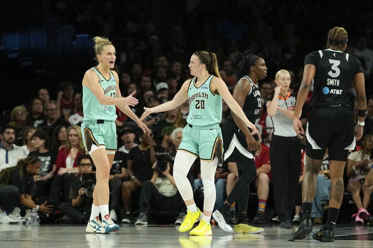 23 de junho de 2026; Las Vegas, Nevada, EUA; A guarda do New York Liberty, Sabrina Ionescu (20), comemora com a atacante Leonie Fiebich (13) após marcar contra o Las Vegas Aces durante o segundo quarto de um jogo de basquete da WNBA na Michelob Ultra Arena. Crédito obrigatório: Lucas Peltier-Imagn Images