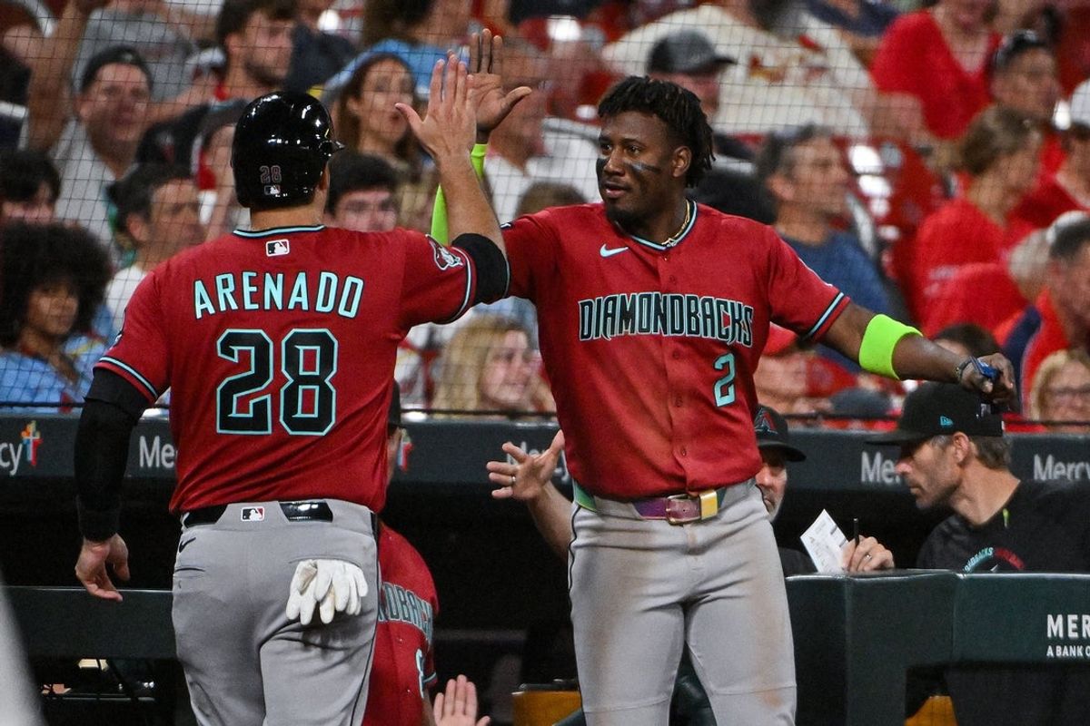 23 de junho de 2026; Louis, Missouri, EUA; O terceiro base do Arizona Diamondbacks, Nolan Arenado (28), é parabenizado pelo shortstop Geraldo Perdomo (2) após marcar contra o St. Louis Cardinals durante a nona entrada no Busch Stadium. Crédito obrigatório: Jeff Curry-Imagn Images