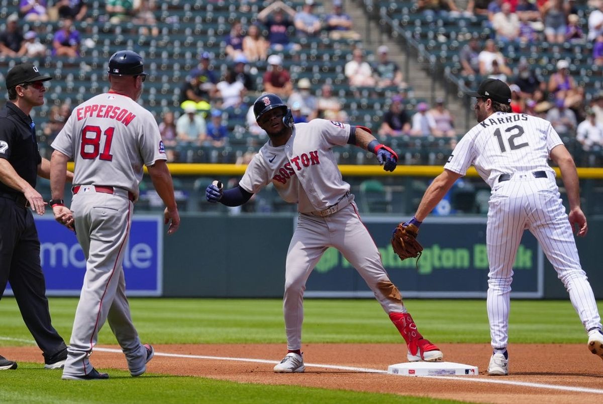 24 de junho de 2026; Denver, Colorado, EUA; O defensor central do Boston Red Sox, Ceddanne Rafaela (3), triplica a marca do homem da terceira base do Colorado Rockies, Kyle Karros (12), no primeiro inning no Coors Field. Crédito obrigatório: Ron Chenoy-Imagn Images