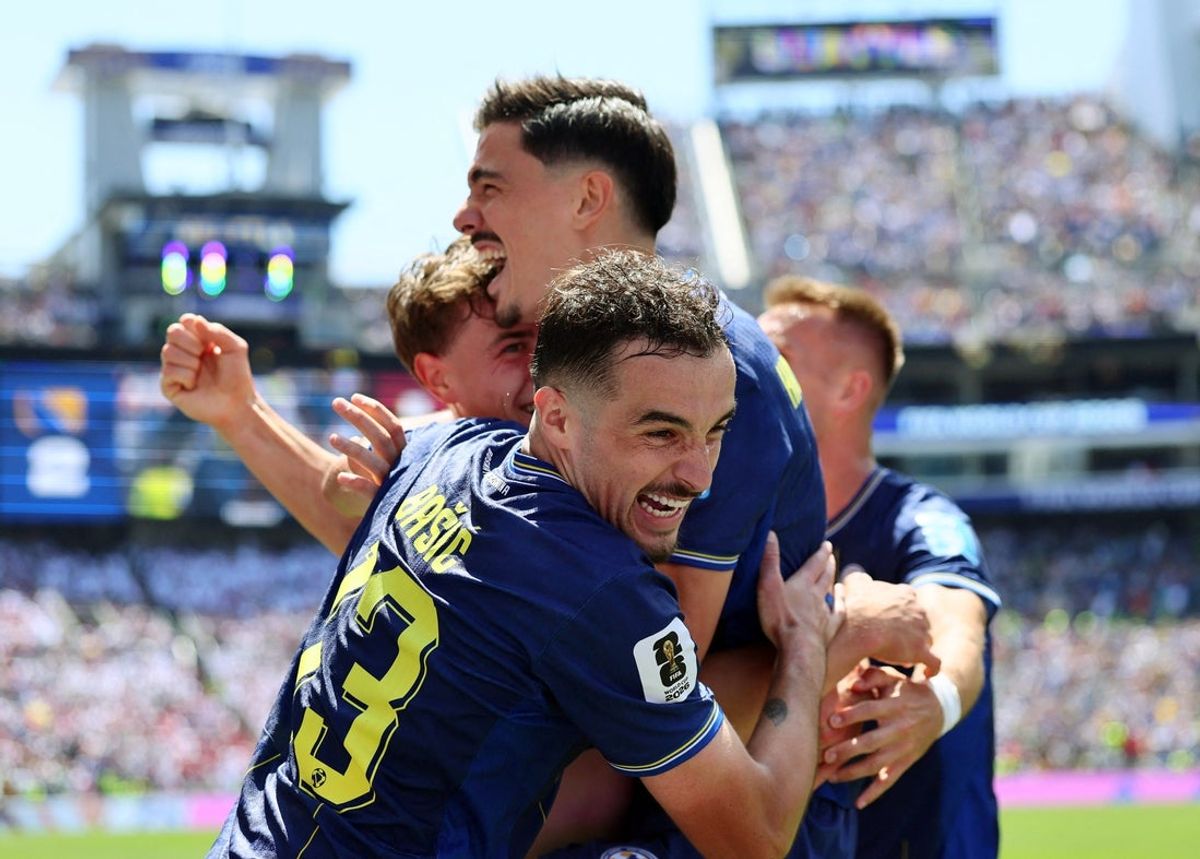 24 de junho de 2026; Seattle, Washington, EUA; Ermin Mahmic, da Bósnia e Herzegovina, comemora o terceiro gol com Dennis Hadzikadunic e Ivan Basic. Crédito obrigatório: Blake Dahlin-Imagn Images