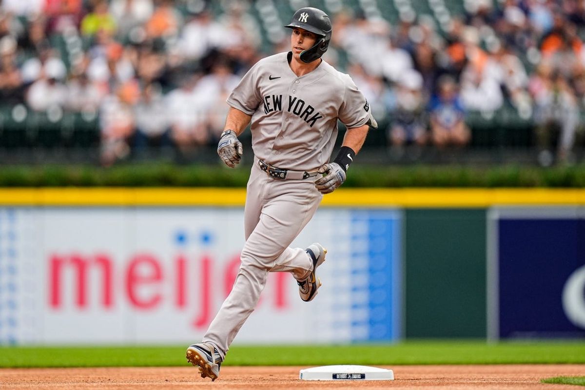 O jogador de primeira base do New York Yankees, Paul Goldschmidt (48), rebate um home run de uma corrida contra o Detroit Tigers durante o primeiro turno no Comerica Park, em Detroit, na quarta-feira, 24 de junho de 2026.