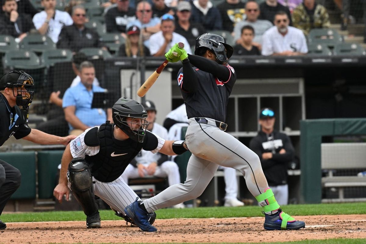 24 de junho de 2026; Chicago, Illinois, EUA; O defensor direito do Cleveland Guardians, Kahlil Watson (31), acerta uma única corrida de duas corridas contra o Chicago White Sox durante a sexta entrada no Rate Field. Crédito obrigatório: Patrick Gorski-Imagn Images