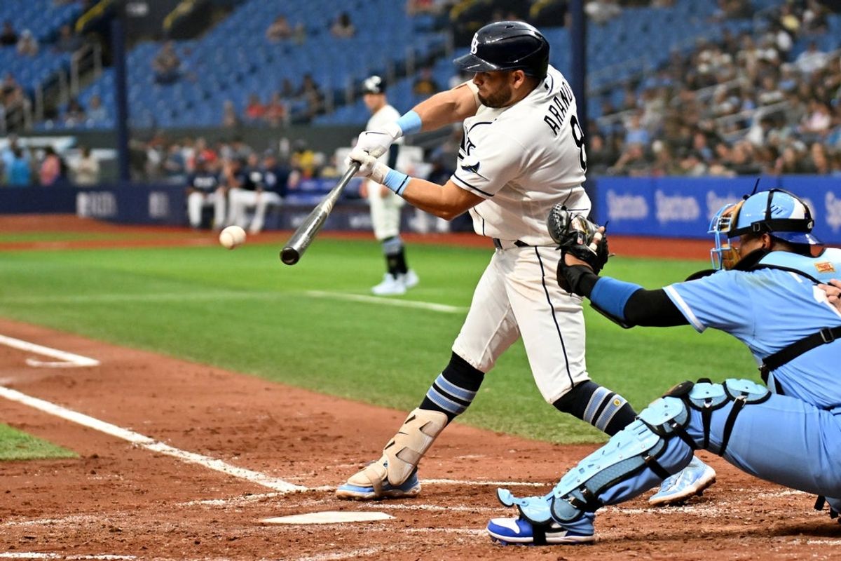 24 de junho de 2026; São Petersburgo, Flórida, EUA; O jogador de primeira base do Tampa Bay Rays, Jonathan Aranda (8), acerta um single RBI no terceiro turno contra o Kansas City Royals no Tropicana Field. Crédito obrigatório: Jonathan Dyer-Imagn Images