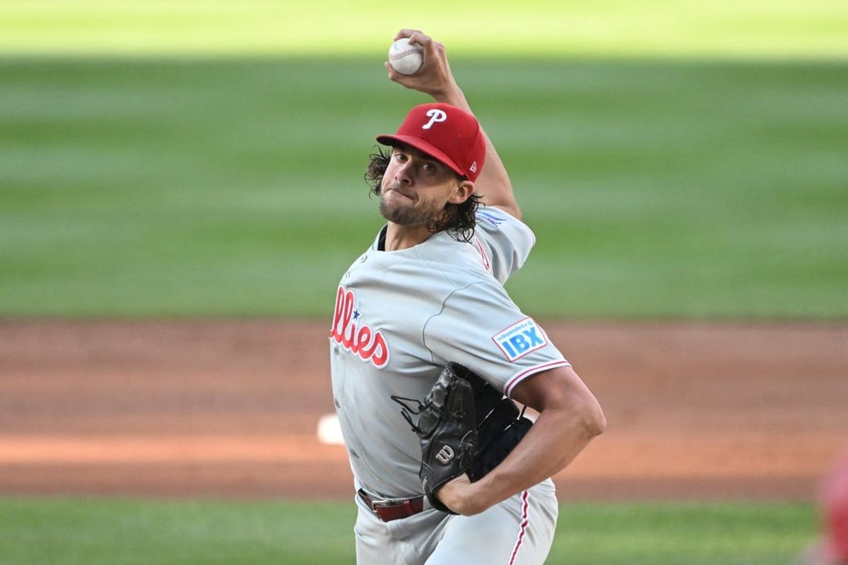 24 de junho de 2026; Washington, Distrito de Columbia, EUA; O arremessador do Philadelphia Phillies, Aaron Nola (27), lança um arremesso contra o Washington Nationals durante o primeiro turno no Nationals Park. Crédito obrigatório: Rafael Suanes-Imagn Images