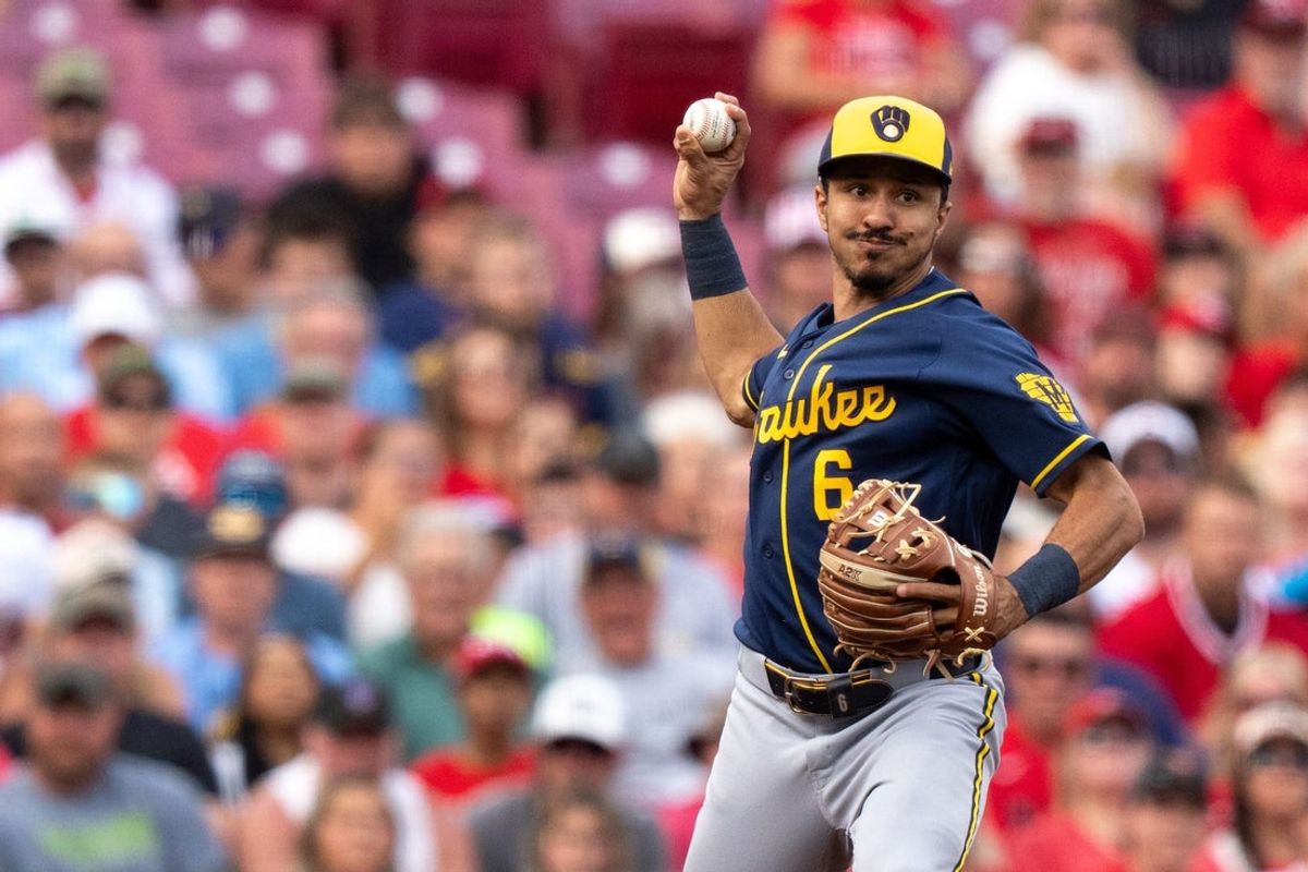 O terceiro base do Milwaukee Brewers, David Hamilton (6), lança para a primeira saída no primeiro inning entre o Milwaukee Brewers e o Cincinnati Reds no Great American Ball Park em Cincinnati na quarta-feira, 24 de junho de 2026.