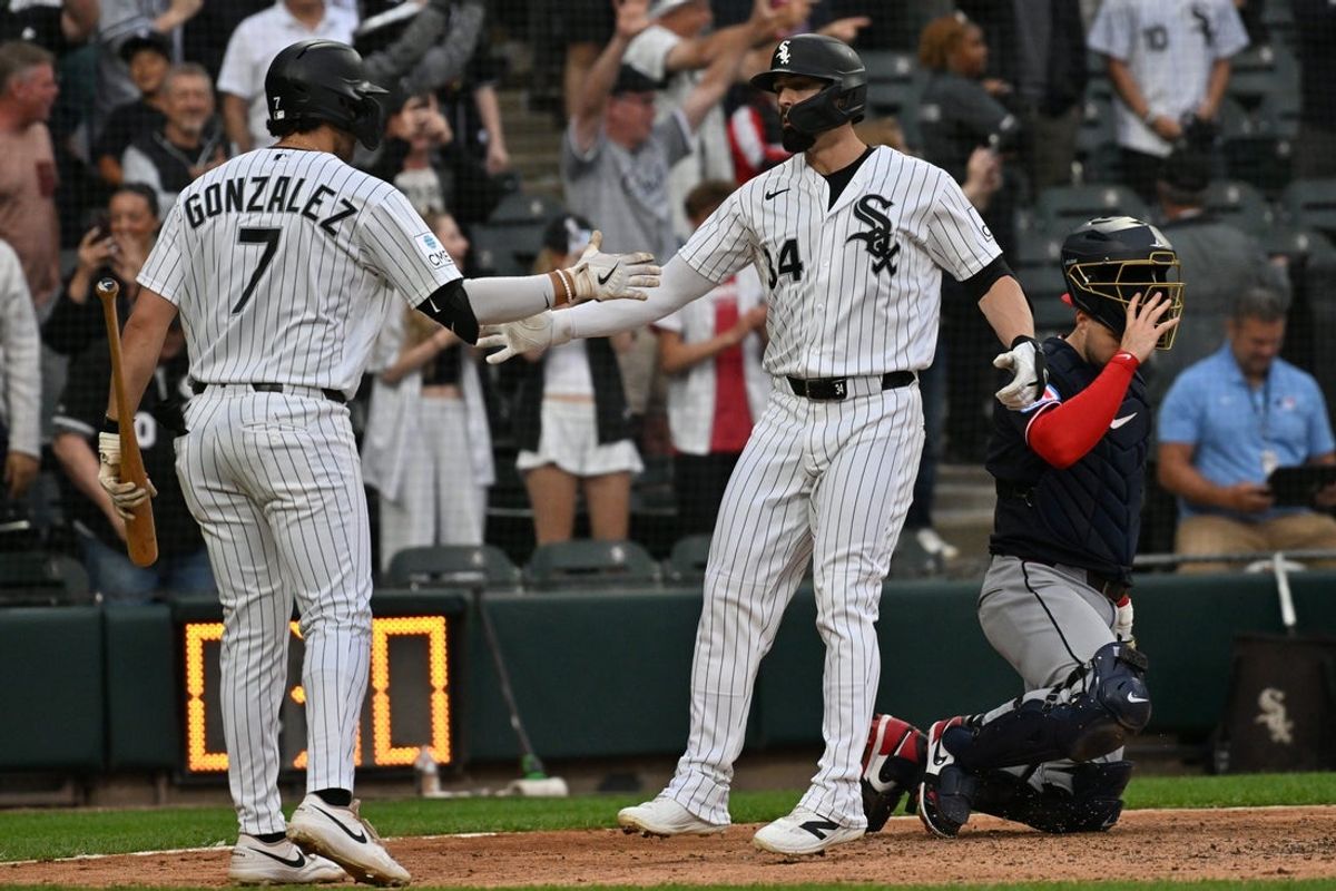24 de junho de 2026; Chicago, Illinois, EUA; O defensor externo do Chicago White Sox, Randal Grichuk (34), comemora com o primeira base Jacob Gonzalez (7) depois de fazer um home run contra o Cleveland Guardians durante a nona entrada no Rate Field. Crédito obrigatório: Patrick Gorski-Imagn Images