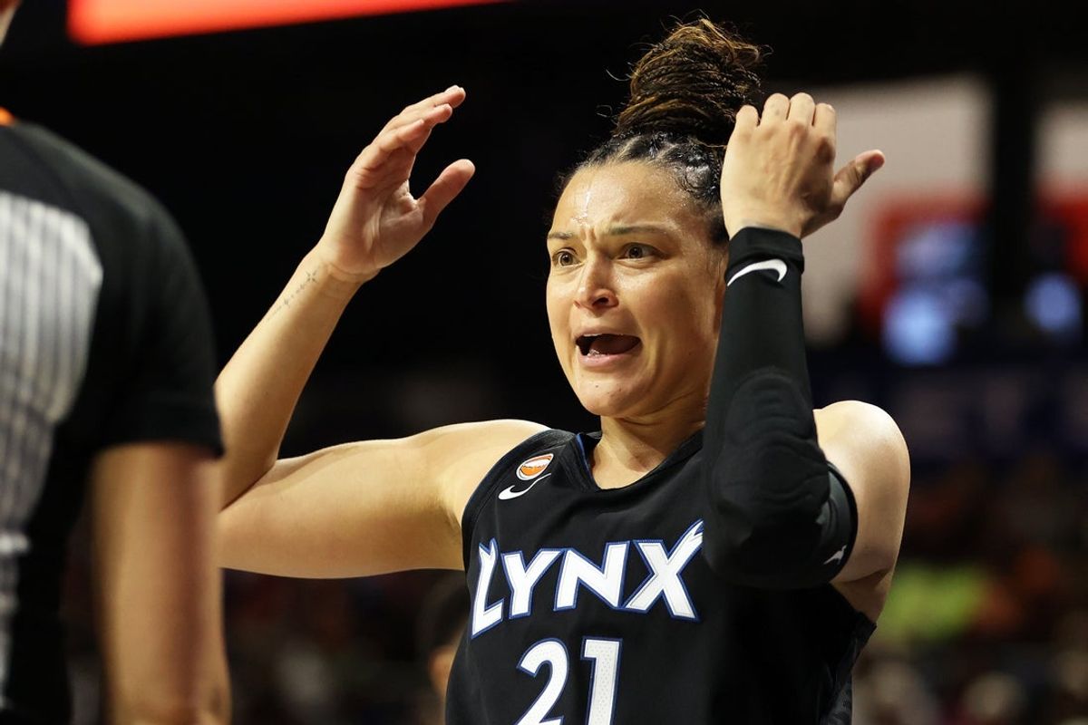 24 de junho de 2026; Washington, Distrito de Columbia, EUA; A guarda do Minnesota Lynx, Kayla McBride (21), defende uma decisão durante o primeiro tempo contra o Washington Mystics na CareFirst Arena. Crédito obrigatório: Daniel Kucin Jr.-Imagn Images