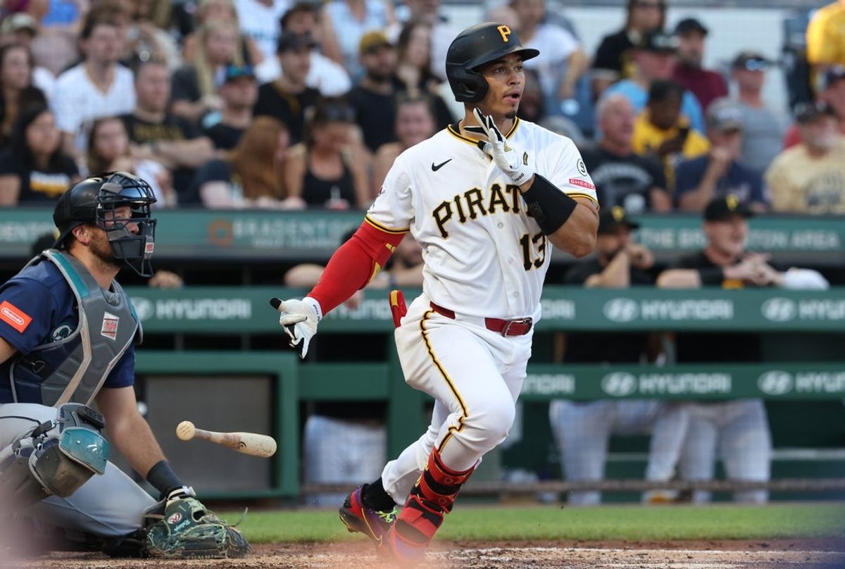24 de junho de 2026; Pittsburgh, Pensilvânia, EUA; O apanhador do Pittsburgh Pirates, Endy Rodríguez (13), acerta duas corridas duplas contra o Seattle Mariners durante a quarta entrada no PNC Park. Crédito obrigatório: Charles LeClaire-Imagn Images